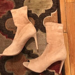 Suede open toes boots.